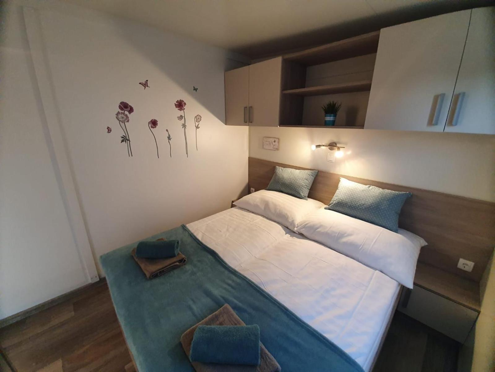 Mobile Home M&M Drage Room photo