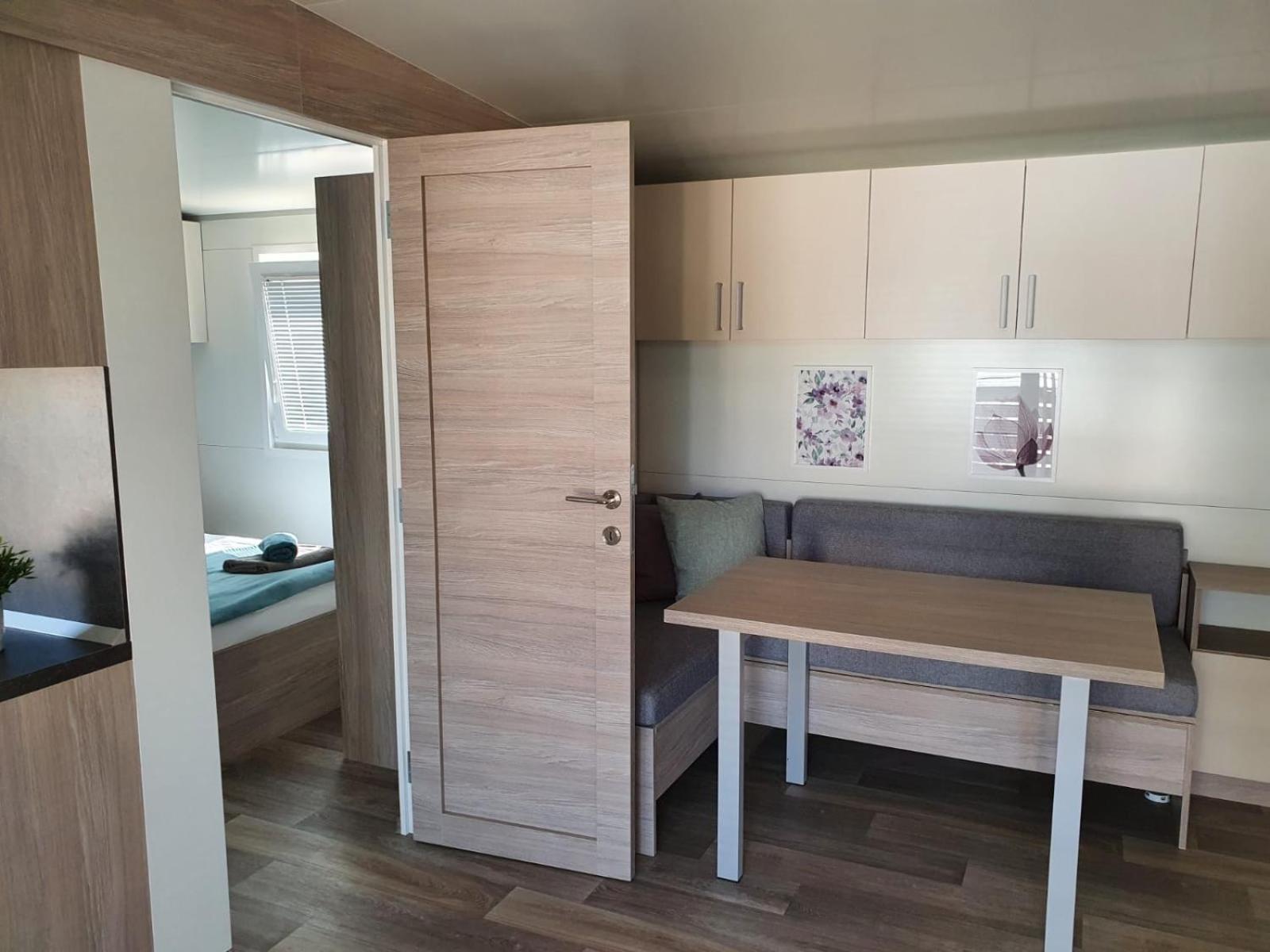 Mobile Home M&M Drage Room photo